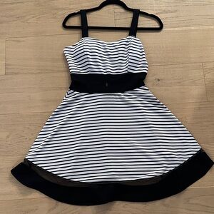 50's style Black N White swing dress. Size 6-8 US Small.